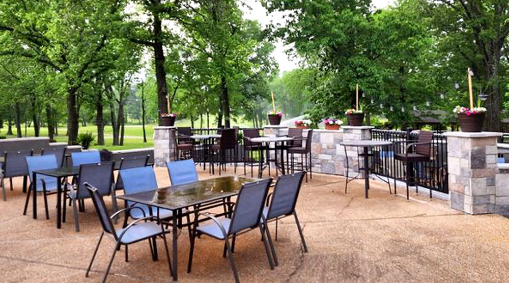 Patio seating option for Tino's on the Tee at Rend Lake in Southern Illinois